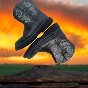 Ropers women's size 11 faux  ostrich with etched flowers. In excellent cond.